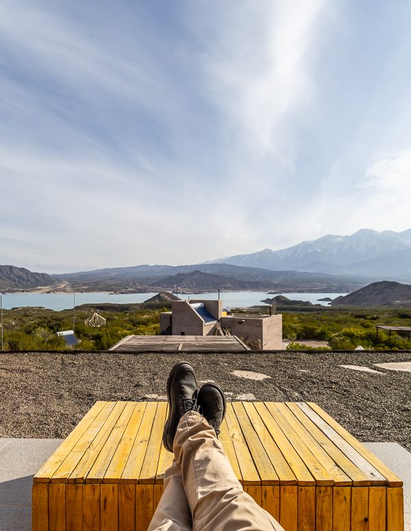 Vista exclusiva desde la bajada privada al dique Potrerillos en La Calma Eco Lodge.