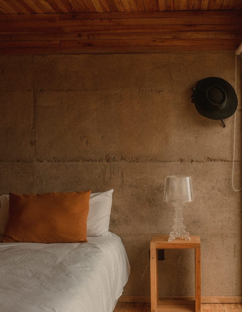 Interior acogedor del eco lodge en Potrerillos, Mendoza, con diseño cálido y vistas a la montaña.