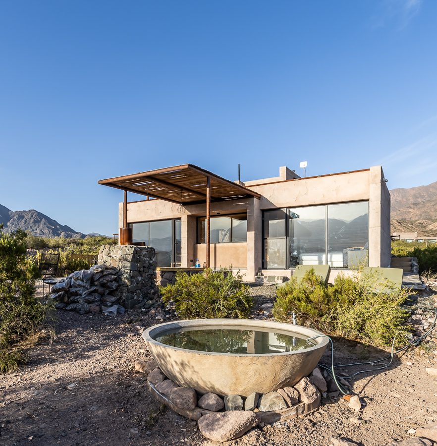 Vista panorámica del eco lodge en Potrerillos, Mendoza, con montaña y naturaleza.