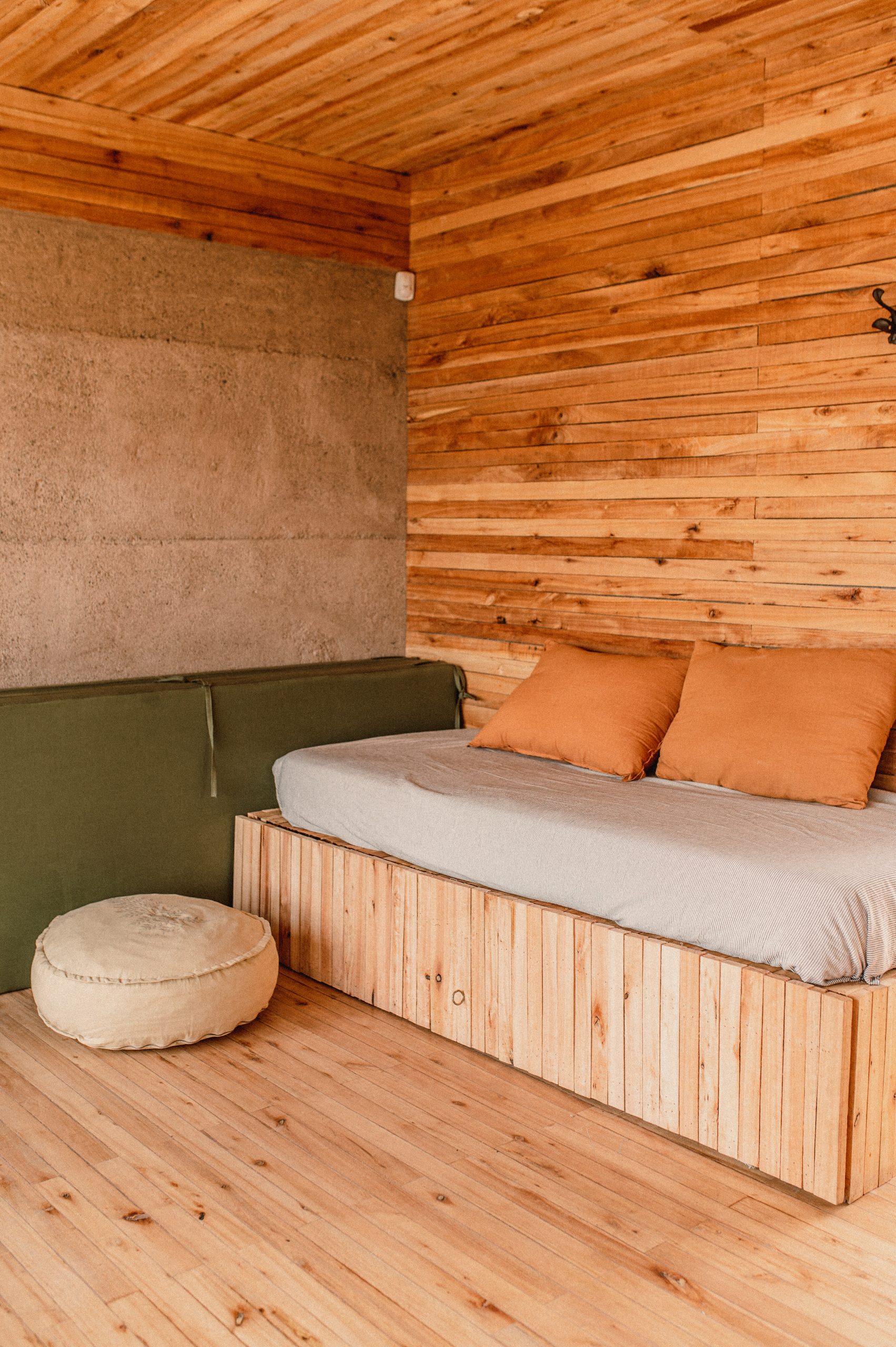 Calidos interiores en las cabañas del complejo La Calma Ecolodge, en Mendoza, Argentina.