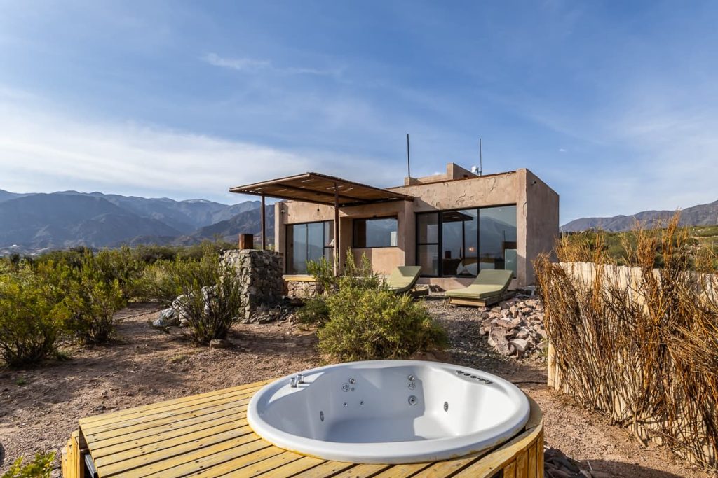 Exterior de una Cabaña de 'La Calma Ecolodge' en Mendoza, Argentina.