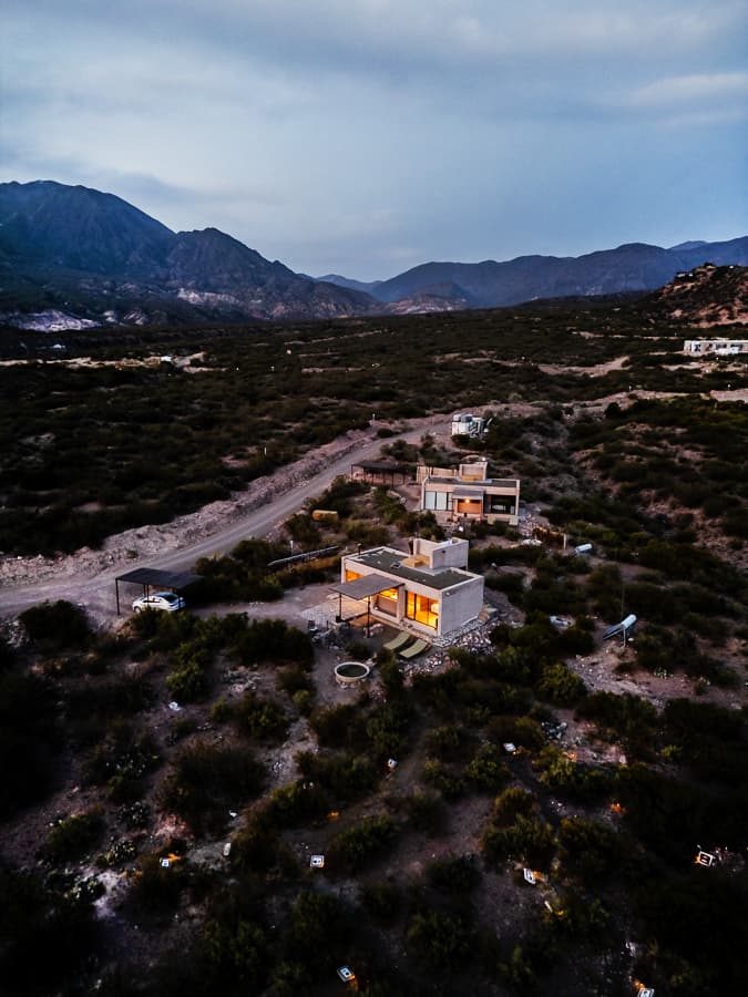 Complejo 'La Calma Ecolodge', en Mendoza, Argentina, visto desde el aire de noche.