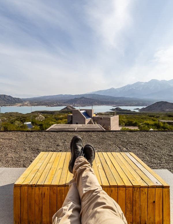 Vista exclusiva desde la bajada privada al dique Potrerillos en La Calma Eco Lodge.