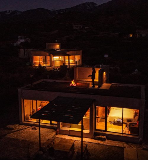 Vista nocturna del complejo La Calma Ecolodge iluminado por la luna.