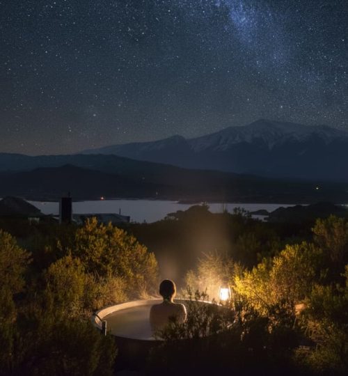 Cielo estrellado sobre La Calma Ecolodge durante la experiencia de baños de estrellas en Potrerillos, Mendoza.