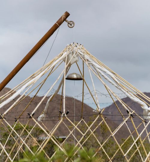 Sendero rodeado de viñedos con distintos varietales de uva en La Calma Ecolodge, Potrerillos, Mendoza.