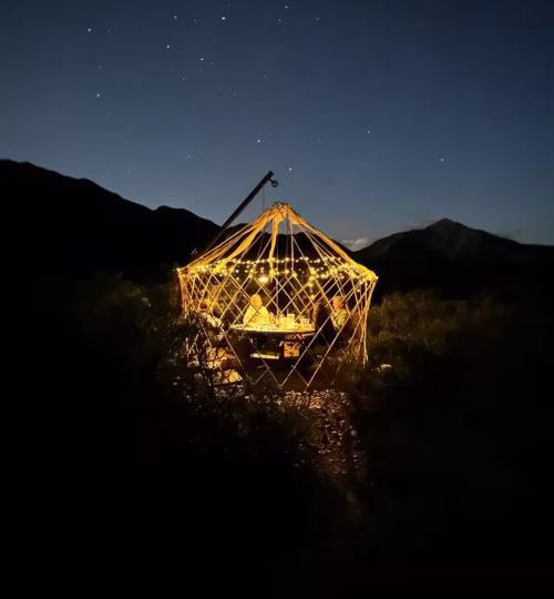 Sendero rodeado de viñedos con distintos varietales de uva en La Calma Ecolodge, Potrerillos, Mendoza.