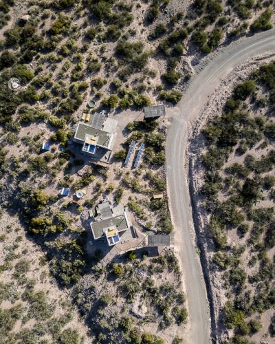Vegetación autóctona y sin intervención rodeando las instalaciones del eco lodge en Potrerillos, Mendoza.