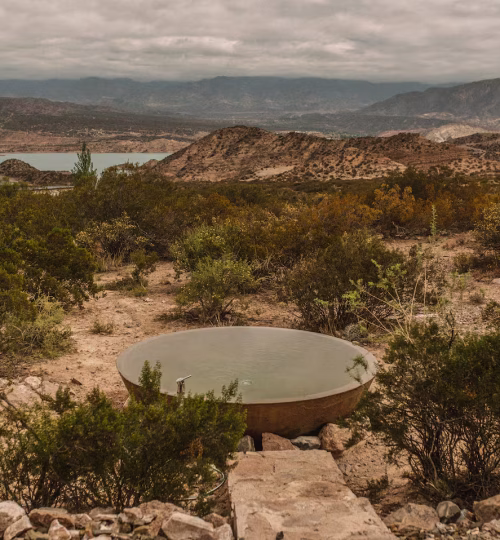 Jacuzzi exterior en La Calma Ecolodge, con vista panorámica a la Cordillera durante el día.