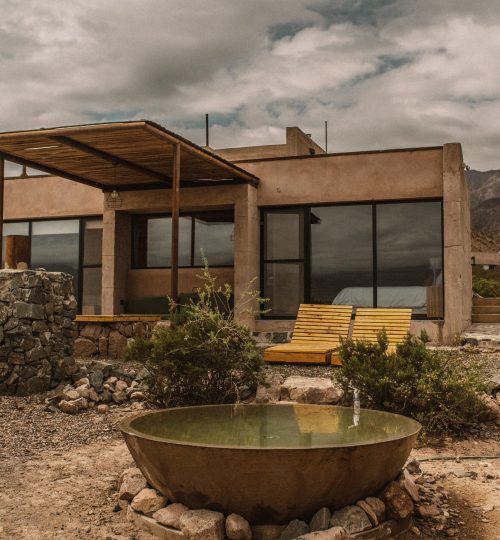 Jacuzzi exterior en La Calma Ecolodge, con vista panorámica a la Cordillera durante el día.