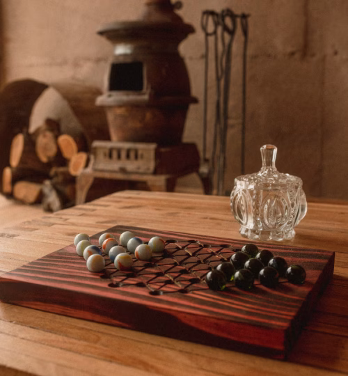 Interior cálido de cabaña en La Calma Ecolode, Mendoza, con juegos de mesa disponibles