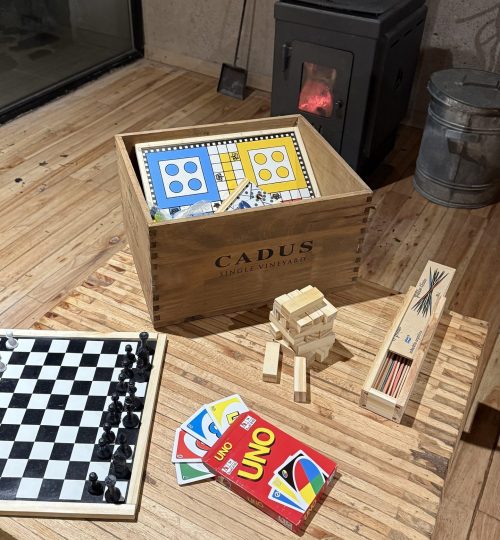 Interior cálido de cabaña en La Calma Ecolode, Mendoza, con juegos de mesa disponibles