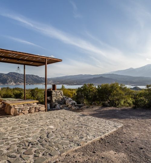 Vista al Dique Potrerillos desde el Deck exterior de una Cabaña de 'La Calma Ecolodge' en Mendoza, Argentina.