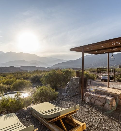 Vista al Dique Potrerillos desde el Deck exterior de una Cabaña de 'La Calma Ecolodge' en Mendoza, Argentina.