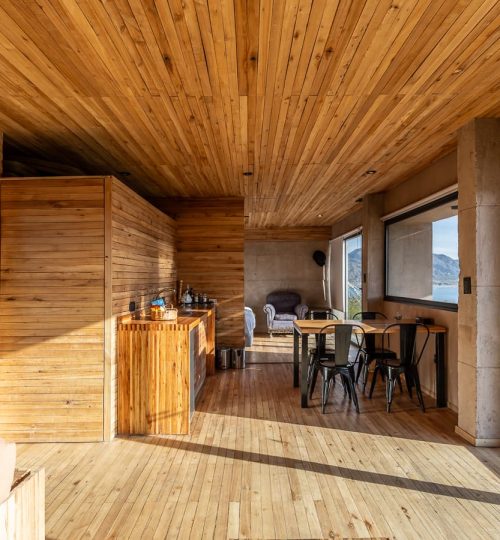 Interior diurno de Cabaña 'La Calma Ecolodge' en Mendoza, Argentina.