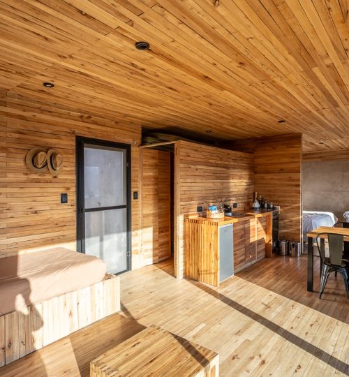 Interior diurno de Cabaña 'La Calma Ecolodge' en Mendoza, Argentina.