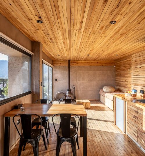 Interior diurno de Cabaña 'La Calma Ecolodge' en Mendoza, Argentina.