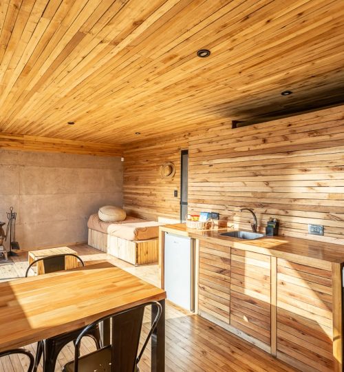 Interior diurno de Cabaña 'La Calma Ecolodge' en Mendoza, Argentina.