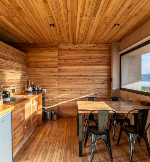 Interior diurno de Cabaña 'La Calma Ecolodge' en Mendoza, Argentina.