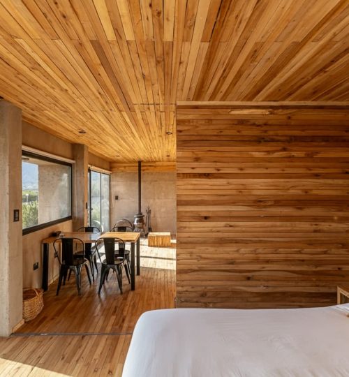 Interior diurno del dormitorio de una Cabaña de 'La Calma Ecolodge' en Potrerillos, Mendoza, Argentina.