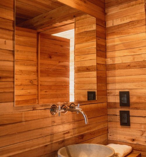 Interior del baño de una Cabaña de 'La Calma Ecolodge' en Potrerillos, Mendoza, Argentina.