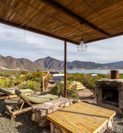 Vista al Dique Potrerillos desde el Deck exterior de una Cabaña de 'La Calma Ecolodge' en Mendoza, Argentina.