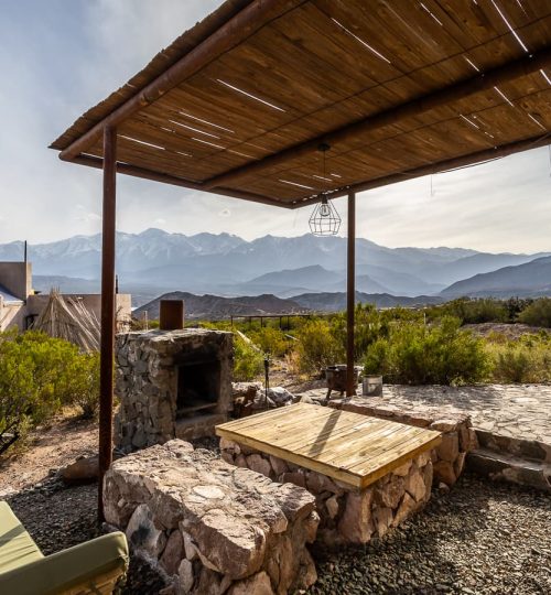 Vista al Dique Potrerillos desde el Deck exterior de una Cabaña de 'La Calma Ecolodge' en Mendoza, Argentina.