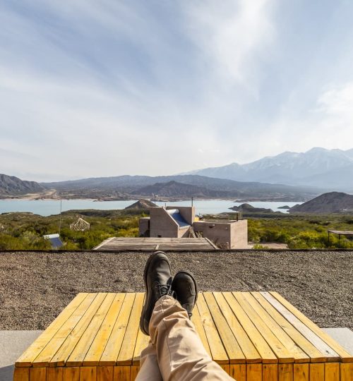 Vista al Dique Potrerillos desde el Deck exterior de una Cabaña de 'La Calma Ecolodge' en Mendoza, Argentina.