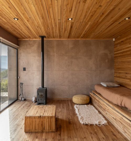 Interior diurno de Cabaña 'La Calma Ecolodge' en Mendoza, Argentina.