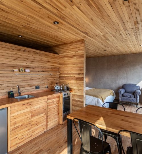 Interior diurno de Cabaña 'La Calma Ecolodge' en Mendoza, Argentina.