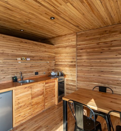 Interior diurno de Cabaña 'La Calma Ecolodge' en Mendoza, Argentina.