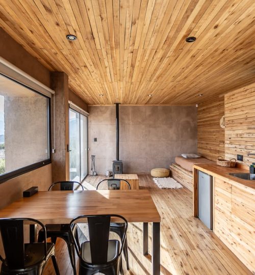 Interior diurno de Cabaña 'La Calma Ecolodge' en Mendoza, Argentina.