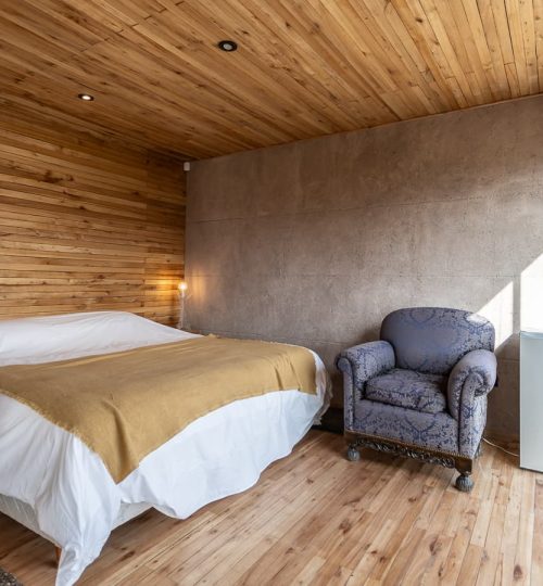 Interior diurno del dormitorio de una Cabaña de 'La Calma Ecolodge' en Potrerillos, Mendoza, Argentina.