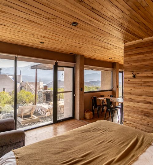 Interior diurno del dormitorio de una Cabaña de 'La Calma Ecolodge' en Potrerillos, Mendoza, Argentina.