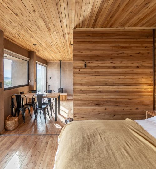 Interior diurno del dormitorio de una Cabaña de 'La Calma Ecolodge' en Potrerillos, Mendoza, Argentina.