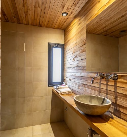 Interior del baño de una Cabaña de 'La Calma Ecolodge' en Potrerillos, Mendoza, Argentina.
