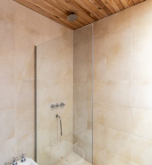 Interior del baño de una Cabaña de 'La Calma Ecolodge' en Potrerillos, Mendoza, Argentina.