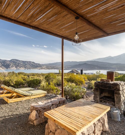 Parrilla para asado al aire libre dentro del complejo La Calma Ecolodge, en Mendoza.