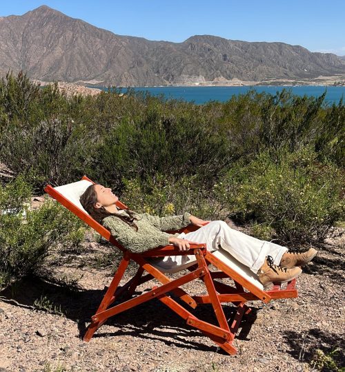 Turista descansando en el siestario al aire libre en La Calma Ecolodge.